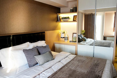 Ejemplo de dormitorio principal moderno pequeño con paredes marrones y suelo de baldosas de cerámica