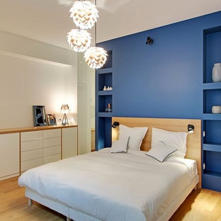 Idées déco pour une grand chambre parentale contemporaine avec un mur bleu, un sol en bois brun et aucune cheminée.