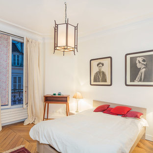 Cette photo montre une chambre parentale asiatique avec un mur blanc.
