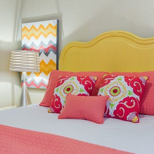Foto de dormitorio tradicional renovado, pequeño, con paredes grises y moqueta