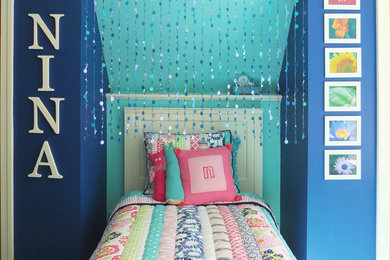 Ispirazione per una piccola camera degli ospiti contemporanea con pareti blu, parquet chiaro e nessun camino