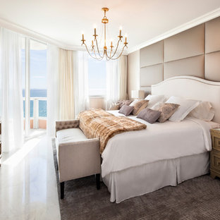 Mittelgroßes Klassisches Hauptschlafzimmer ohne Kamin mit beiger Wandfarbe, Marmorboden und weißem Boden in Miami