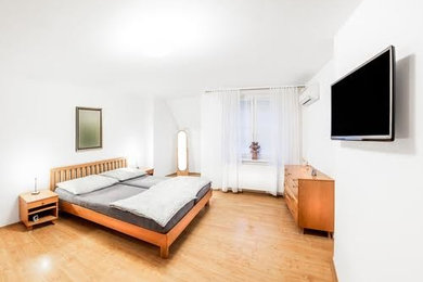 Источник вдохновения для домашнего уюта: гостевая спальня среднего размера, (комната для гостей) в стиле неоклассика (современная классика) с белыми стенами и светлым паркетным полом без камина