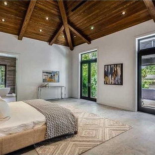 Imagen de dormitorio principal, minimalista, grande, con paredes blancas, suelo de mármol y suelo beige