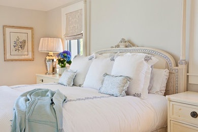 フェニックスにある広いトラディショナルスタイルのおしゃれな主寝室 (グレーの壁、カーペット敷き) のレイアウト