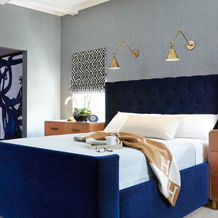 Foto de dormitorio principal, tradicional renovado, de tamaño medio, con paredes azules y suelo de madera en tonos medios