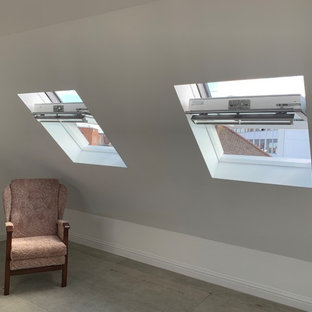 Foto de habitación de invitados romántica, de tamaño medio, con paredes blancas, suelo de contrachapado y suelo verde