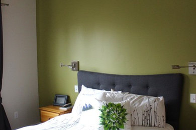 Foto de habitación de invitados clásica de tamaño medio con paredes verdes y suelo de madera oscura