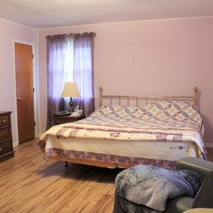 Modelo de dormitorio principal, tradicional, grande, con paredes púrpuras y suelo vinílico
