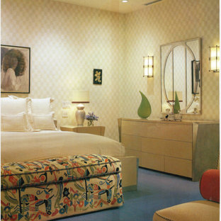 Foto de dormitorio principal, moderno, extra grande, con paredes beige, moqueta y suelo violeta