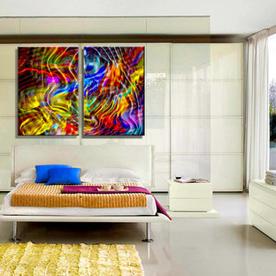 Diseño de dormitorio principal, contemporáneo, grande, con paredes blancas y suelo de cemento