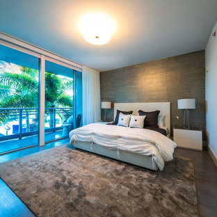 Diseño de dormitorio principal, moderno, con paredes grises y suelo de baldosas de porcelana