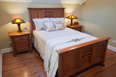 Diseño de habitación de invitados de estilo americano de tamaño medio sin chimenea con paredes beige, suelo de madera en tonos medios y suelo marrón