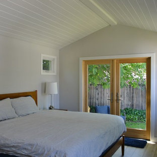 Foto di una grande camera da letto country con pareti bianche, pavimento in legno massello medio e pavimento marrone