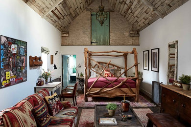 Ejemplo de dormitorio campestre grande con paredes blancas, suelo de madera oscura y suelo marrón