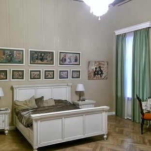 Ejemplo de dormitorio principal, ecléctico, grande, con paredes beige y suelo de madera pintada
