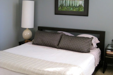 Ejemplo de dormitorio principal contemporáneo grande sin chimenea con paredes grises y moqueta