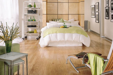 Foto de dormitorio principal clásico renovado con suelo de madera clara y paredes beige