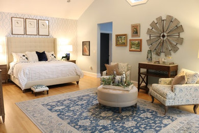 Ejemplo de dormitorio principal costero con paredes azules