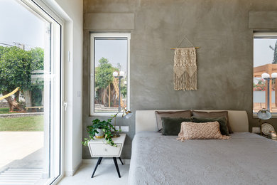 Foto de dormitorio principal minimalista extra grande con paredes marrones, suelo de baldosas de cerámica y suelo gris