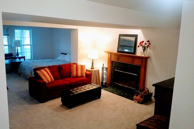 ワシントンD.C.にある中くらいなトラディショナルスタイルのおしゃれな主寝室 (白い壁、カーペット敷き、標準型暖炉、タイルの暖炉まわり) のインテリア