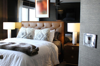 ワシントンD.C.にある中くらいなトランジショナルスタイルのおしゃれな主寝室 (グレーの壁、カーペット敷き、暖炉なし)