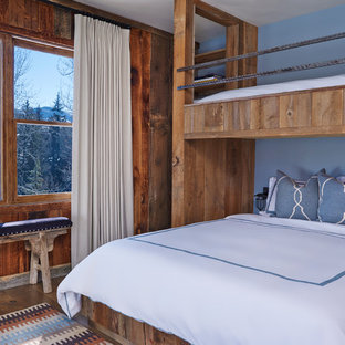 Imagen de habitación de invitados rústica con paredes azules y suelo de madera en tonos medios
