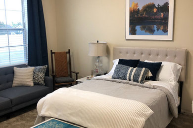 セントルイスにある中くらいなトランジショナルスタイルのおしゃれな客用寝室 (ベージュの壁、カーペット敷き、グレーの床) のレイアウト