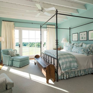 Landhausstil Schlafzimmer mit blauer Wandfarbe, dunklem Holzboden, Kamin und Kaminumrandung aus Backstein in Dallas