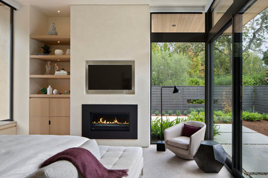 サンフランシスコにあるコンテンポラリースタイルのおしゃれな主寝室 (ベージュの壁、カーペット敷き、横長型暖炉) のインテリア
