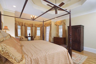 Idee per una camera matrimoniale classica di medie dimensioni con pareti beige e parquet chiaro