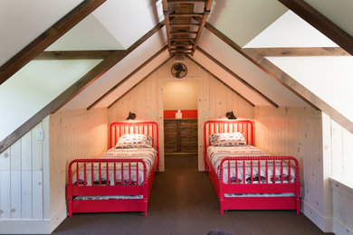 Modelo de dormitorio tradicional renovado de tamaño medio sin chimenea con paredes blancas