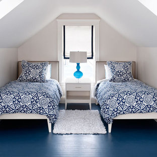 Modernes Schlafzimmer mit grauer Wandfarbe und blauem Boden in Boston