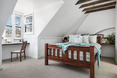 シドニーにある小さなコンテンポラリースタイルのおしゃれな主寝室 (白い壁、カーペット敷き、グレーの床)