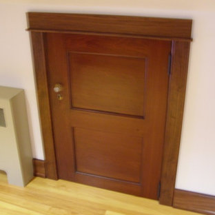 Ejemplo de dormitorio principal, de estilo americano, con paredes blancas y suelo de madera en tonos medios