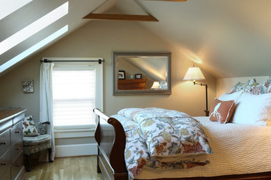 Immagine di una camera da letto tradizionale di medie dimensioni