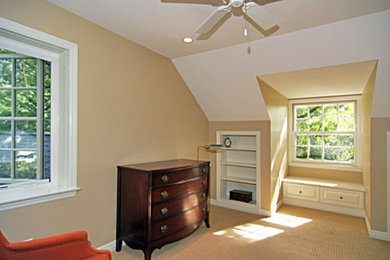 ローリーにある中くらいなコンテンポラリースタイルのおしゃれな寝室 (ベージュの壁、カーペット敷き、ベージュの床) のレイアウト