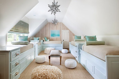 ワシントンD.C.にあるトラディショナルスタイルのおしゃれなロフト寝室 (白い壁、カーペット敷き、グレーの床)