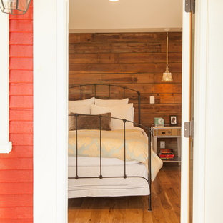 Cette image montre une chambre parentale rustique de taille moyenne avec un mur beige et un sol en bois clair.
