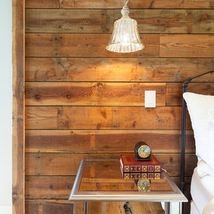 Foto de dormitorio principal, campestre, de tamaño medio, con paredes beige y suelo de madera clara