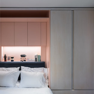 Foto di una piccola camera matrimoniale minimalista con pareti rosa e parquet scuro