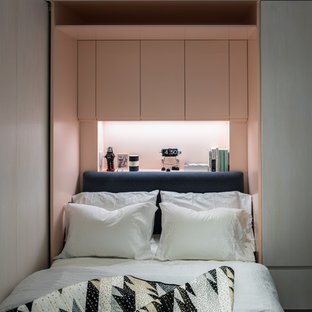 Kleines Modernes Hauptschlafzimmer mit rosa Wandfarbe in New York
