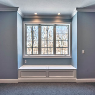 Imagen de dormitorio principal, tradicional, de tamaño medio, con paredes azules, moqueta y suelo azul