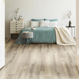 Mittelgroßes Hauptschlafzimmer mit weißer Wandfarbe, Vinylboden und buntem Boden in Sonstige