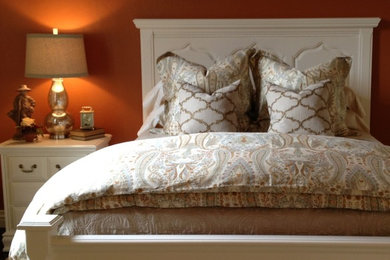 Ejemplo de habitación de invitados clásica de tamaño medio con parades naranjas, suelo de madera en tonos medios y suelo marrón