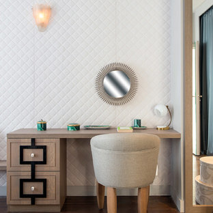 Aménagement d'une chambre parentale classique de taille moyenne avec un mur blanc et un sol en bois foncé.