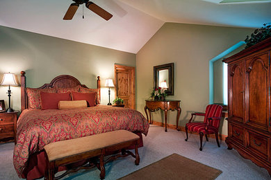 Diseño de dormitorio tradicional de tamaño medio con paredes verdes y moqueta