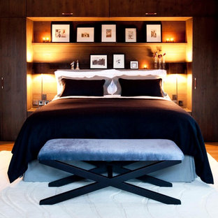 Foto di una camera da letto contemporanea con pavimento in legno massello medio