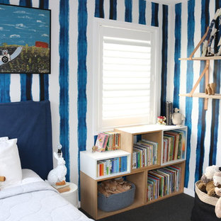 Diseño de habitación de invitados contemporánea, de tamaño medio, con paredes blancas, suelo de piedra caliza y suelo gris