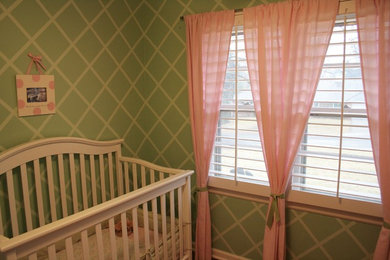 Foto de dormitorio moderno de tamaño medio con paredes verdes